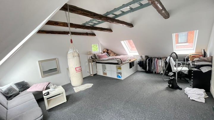 غرفة علوية كبيرة بسرير مزدوج وسرير أريكة.