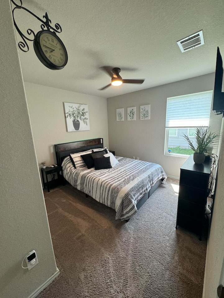 Двойно легло с частен килер, място за чекмеджета, вентилатор на тавана и 42 - инчов смарт телевизор.  Дъската за глава е оборудвана с цветно LED подсветка, което ще бъде хит за филмовите вечери!