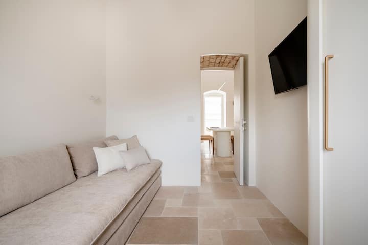 spálňa s rozkladacou pohovkou so skriňou so stoličkou a šatníkom s dvojitými dverami. TV s plochou obrazovkou so službou Netflix a klimatizáciou