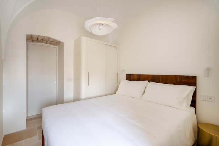 spálňa s manželskou posteľou a stropom s hviezdnymi klenbami, kamennou podlahou transept, šatníkom s dvojitými dverami a klimatizáciou s TV s plochou obrazovkou so službou Netflix 