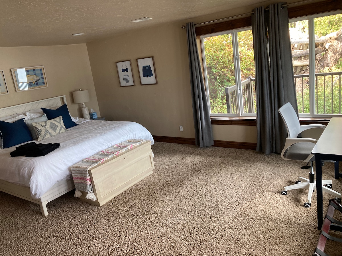 זהו חדר גדול עם שולחן עבודה לעבודה מרחוק, שידה וארון עם קולבים, אזור סופר נחמד ונוף מרהיב לאגם!!