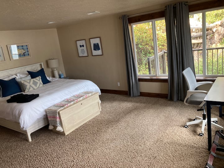 Това е голяма стая с място на бюрото за дистанционна работа, скрин и килер със закачалки, супер приятна зона и невероятна гледка към езерото!!