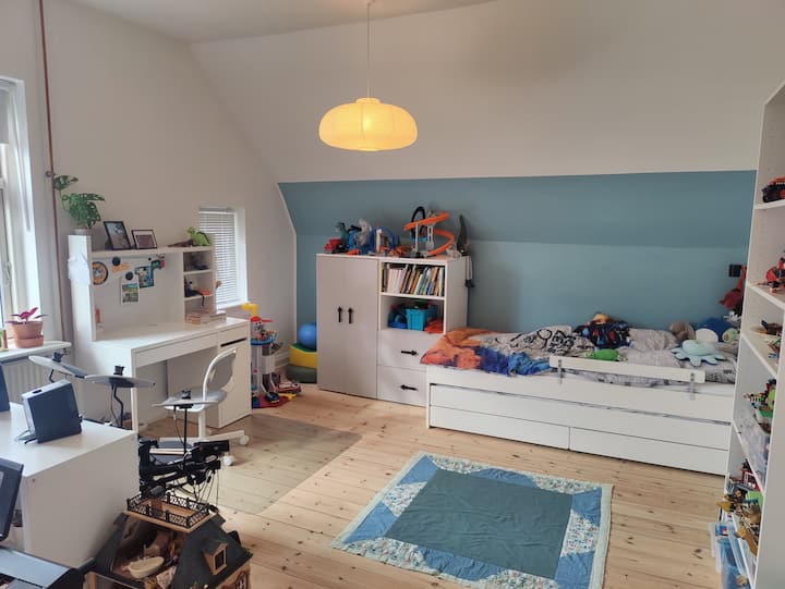 Habitación grande, dividida en dos habitaciones para niños. En cada una de las habitaciones de los niños, hay una cama individual con una cama extraíble de buena calidad. 