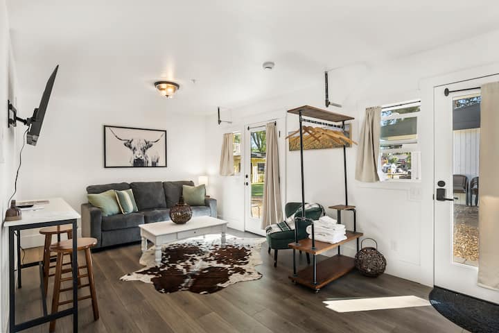 Charming Sisters Cottage - Sisters, OR