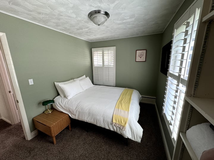 Двойно легло с рафтове за книги и чекмеджета за разопаковане. Капаците вършат чудесна работа с блокирането на слънчевата светлина.