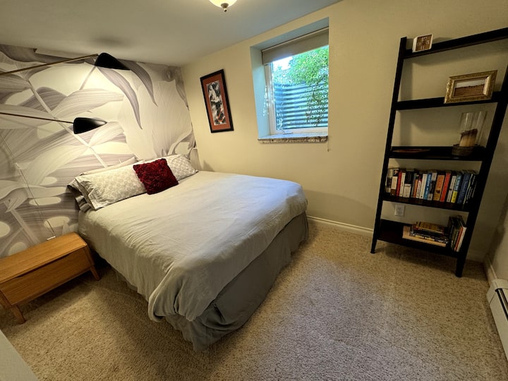 Долу/спалня в мазето. Двойно легло и достъп до 3/4 баня на долния етаж.