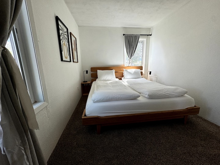 Кралски темпур - педикюрен матрак с спално бельо в шведски стил (две единични пухени завивки).  Място в килера за багаж и чекмеджета за разопаковане.