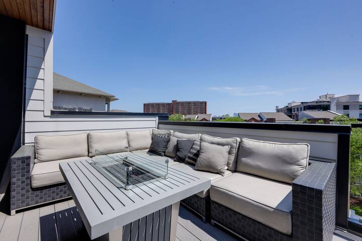 Two Townhomes | Rooftop Lounges + Skyline Views gallery image 3