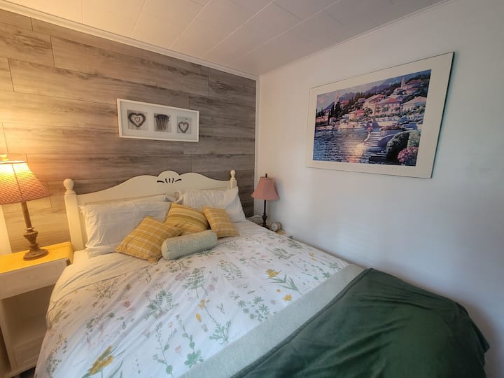 Táto malebná súkromná spálňa spĺňa štandardné požiadavky, pohodlná manželská posteľ, okno, malý šatník, šatník, zrkadlo v plnej výške, 3 lampy (jedna funguje so svetelným spínačom) klimatizácia/vykurovanie  