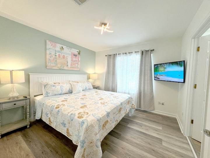 Spacious king master suite with en-suite full bathroom