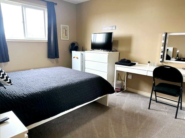 Mininevera en ambas habitaciones. TV en la habitación más grande. La cama tamaño queen tiene capacidad para 2 huéspedes cómodamente.