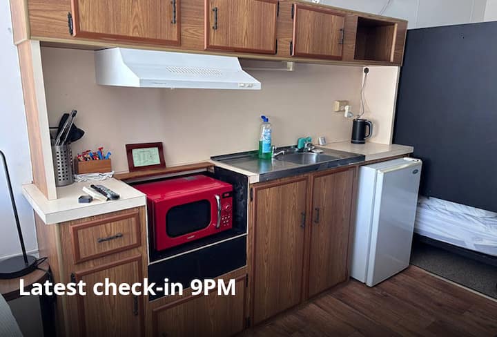 Older Cabin 1 Queen, 4 Bunks, Bathroom - Stawell
