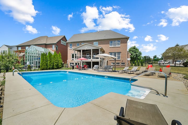 Luxurious 5BR Pool Paradise