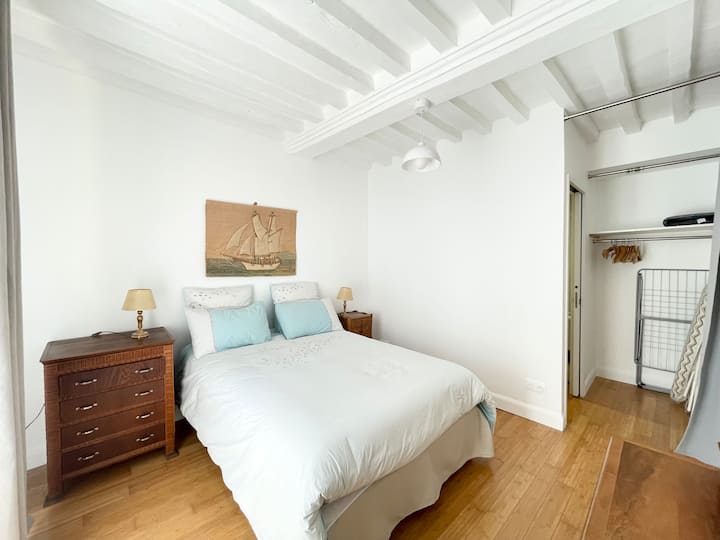 Cama doble con dos mesitas de noche