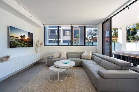 Top performing Airbnb: New Beach Apartment: Huskisson: Walk to town in Huskisson
