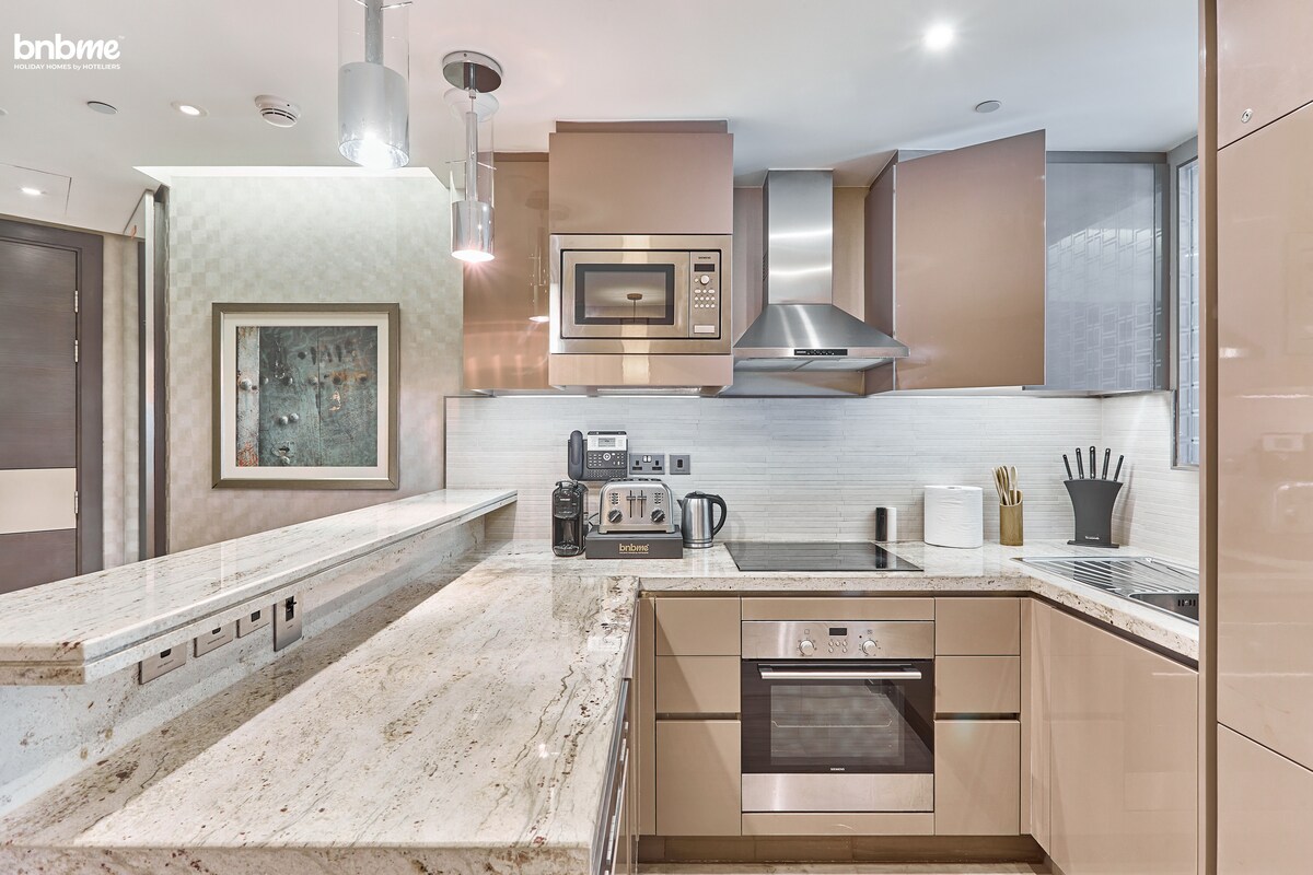 bnbme | Chic ST in 5 Star Hotel Hyatt w/ Pool Bar