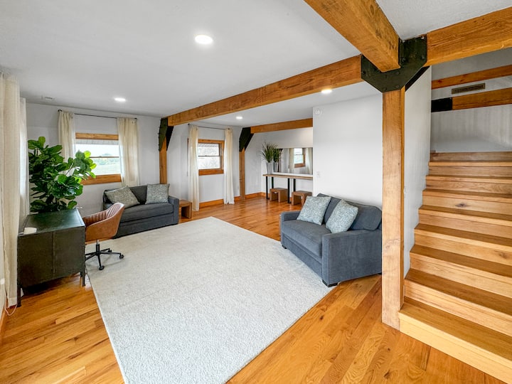 סלון בקומה השנייה עם מקומות ישיבה שהופך למיטות יחיד. תחנת עבודה פרטית לכל עבודה שצריך להשלים. דק פרטי מחוץ לחלל עם מקומות ישיבה