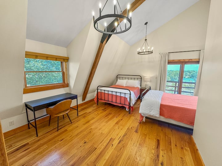 חדר שינה בקומה השלישית עם שתי מיטות קווין סייז. גישה לדק משותף ולאזור איפור/תחנת עבודה. 