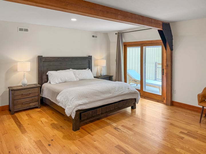 בחדר השינה הראשי יש מיטת קינג סייז עם גישה למרפסת פרטית. טרקלינים כדי להירגע וליהנות מקצת זמן שקט. 