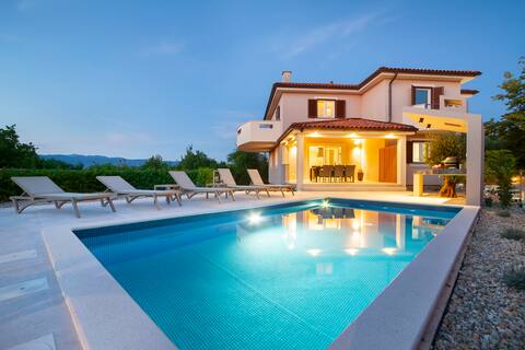 Apartment Lucas With A Private Pool