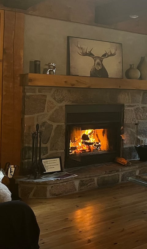 Successful Airbnb property: Fireplace, private spa, pool access, lake, AC and more! in Lac Supérieur