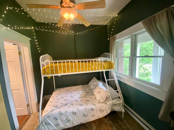 Spavaća soba #4: niža razina, pogled na rijeku. Jednostruki krevet na kat može primiti do 3 osobe. Otvorena su vrata za rekreaciju i čajna kuhinja s WC-om. 

Hladno i udobno za spavanje od travnja do prosinca. Donji kat nije izoliran i pripremljen je za zimu (siječanj – ožujak). 