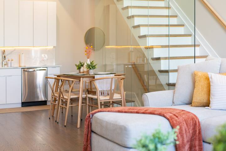 NEW LUX 3BR w/ FREE Parking & Rooftop Mins to NYC! gallery image 2