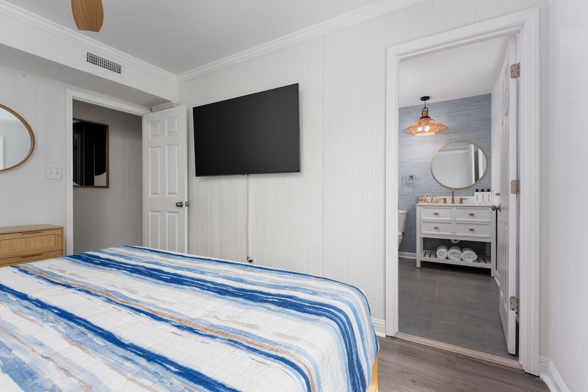 Jednotka A: 
Hlavná spálňa s plne vybavenou kúpeľňou 
Manželská posteľ a televízor
Posteľná bielizeň je k dispozícii!