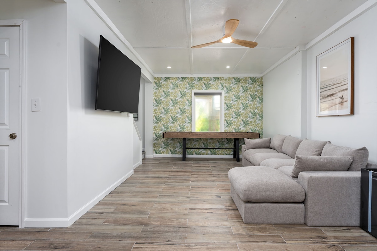 Jednotka A: 
Bonusová izba/spálňa č.4 
Plná poschodová posteľ, televízor, Shuffle Board, stolný futbal
Jedálenský priestor/písací stôl, kúpeľňa s umývadlom a práčovňa