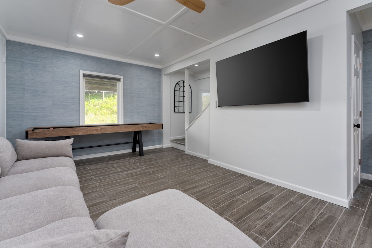 Jednotka B: Bonusová izba/spálňa č.8 s manželskou posteľou, televízor, Shuffle Board, stolný futbal, kúpeľňa s umývadlom a práčovňou