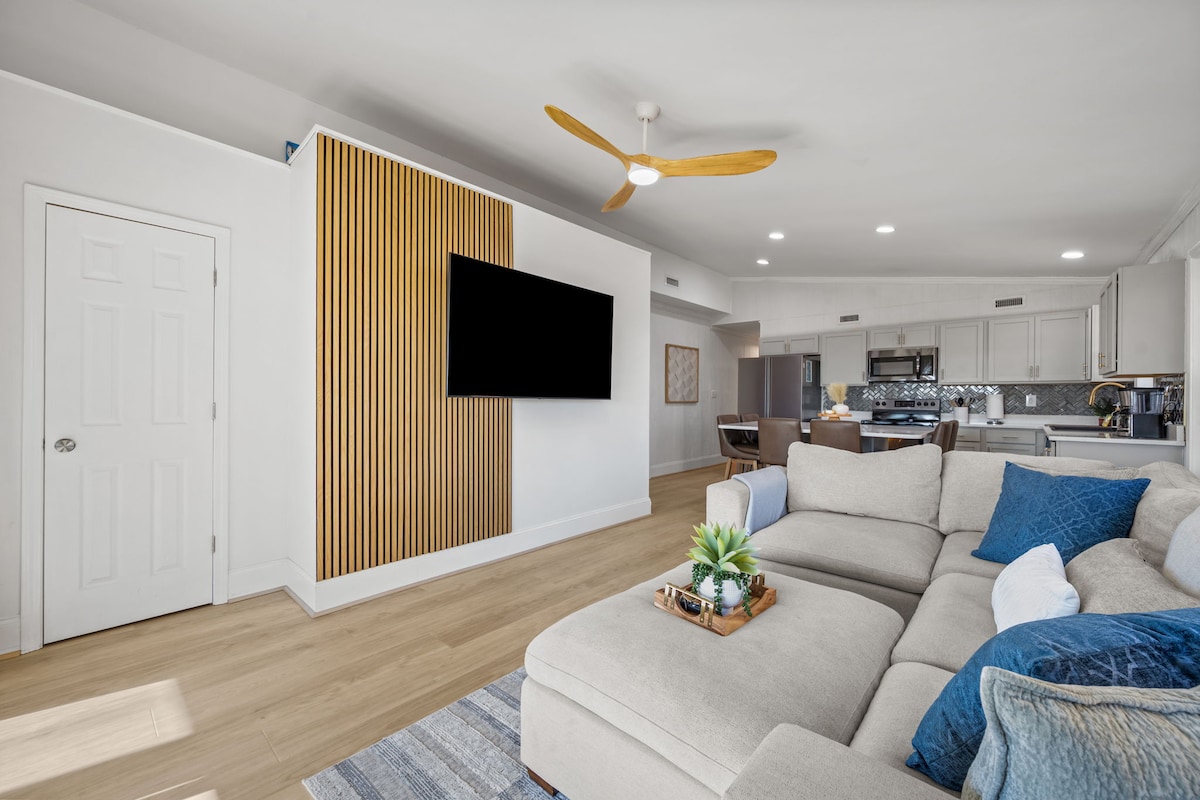 Jednotka B: obytná zóna, plne vybavená kuchyňa a zadná terasa s vonkajším posedením/jedálenským kútom s výhľadom na oceán. Výhľad na oceán, priamy prístup na pláž!