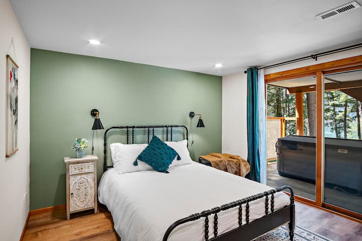 Სააბაზანო ქვედა სართულზე, ღია ჰიდრომასაჟიანი აუზი და შესანიშნავი ხედები