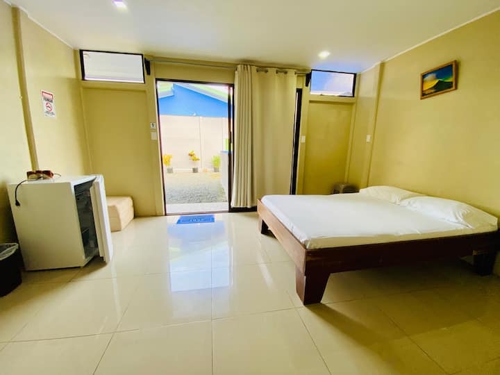 ნომერი პირადი სააბაზანოთი, კონდიციონერით, ტელევიზორითა და კომფორტული საწოლებით, რომლებიც საუკეთესო დასვენებას გაძლევთ