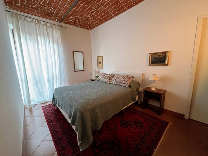 卧室舒适，配有标准双人床、大梳妆台和俯瞰村庄的阳台。  走廊有空调，与第三间卧室共用。