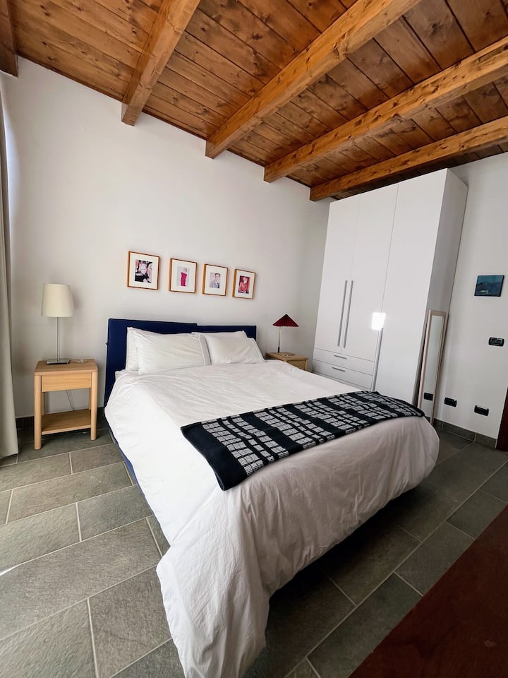 现代化、光线充足的卧室，拥有令人难以置信的景观和套房浴室。 