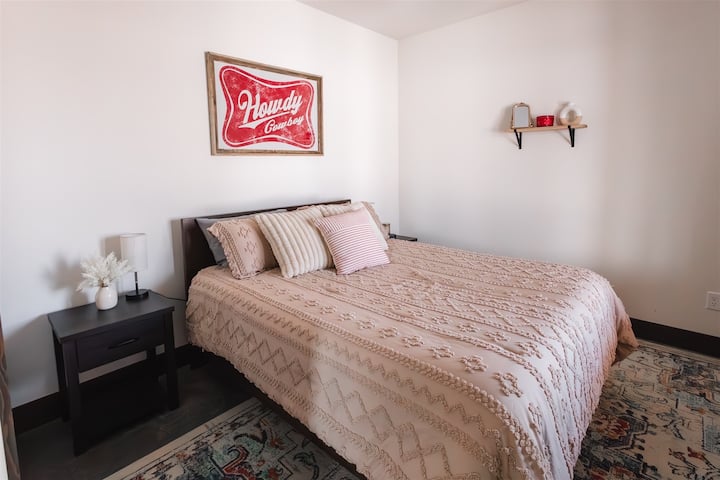 Spavaća soba za goste s bračnim krevetom nalazi se u prizemlju, samo nekoliko koraka od vrata na terasi.