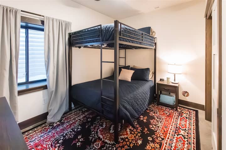 U sobi na kat nalaze se dva udobna kreveta s fleksibilnim rasporedom spavanja.