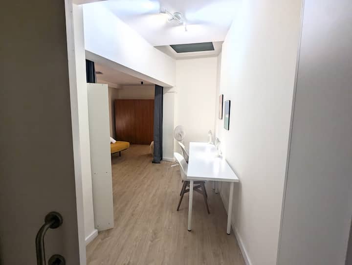 Habitación 3: Cuarto grande con oficina.