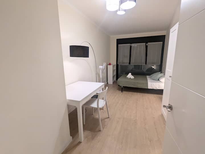 Habitación 2: Cuarto doble. Configuraciones disponibles: 2 camas individuales o una cama king size.