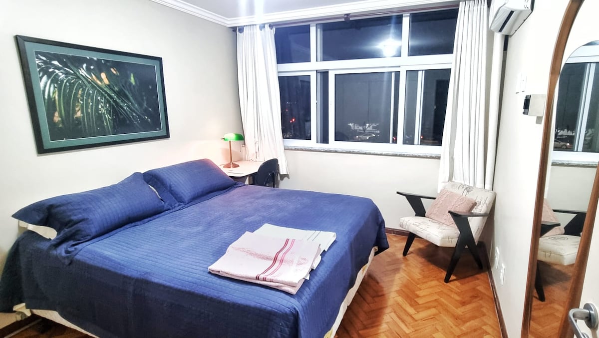 Cama tamaño queen con ropa. Habitación con vistas al jardín y privacidad.