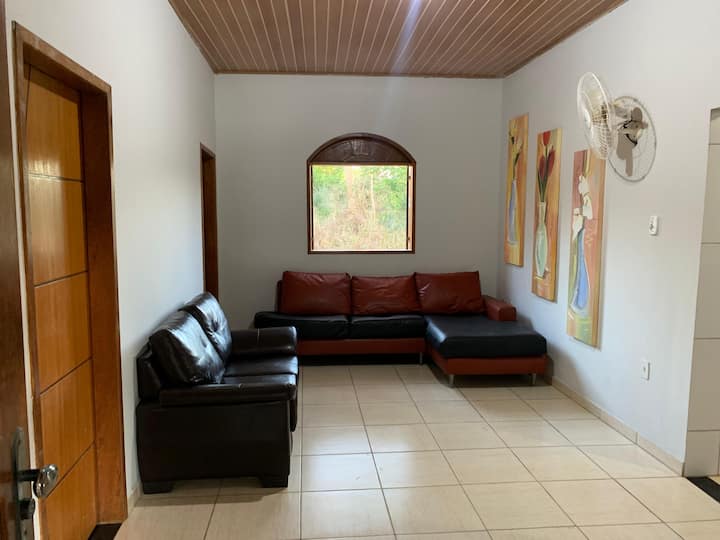 Sala de estar espaçosa e muito agradável. 
Possuímos 2 sofás grandes e TV com acesso a Premiére, Globoplay, Prime Video, HBO Max, Disney + e Star +.
Ótima para assistir esportes, filmes ou até mesmo para tirar um cochilo da tarde despretencioso.