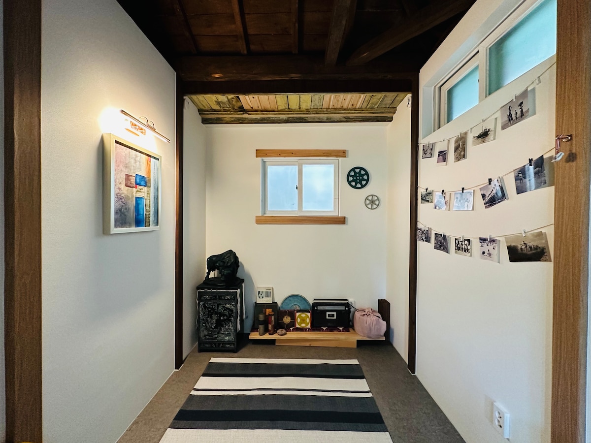 Es la habitación más pequeña del alojamiento, pero es un pequeño espacio donde se puede viajar en el tiempo. 
El dormitorio consta de una alfombra de espuma viscoelástica tamaño king para 2 personas.  