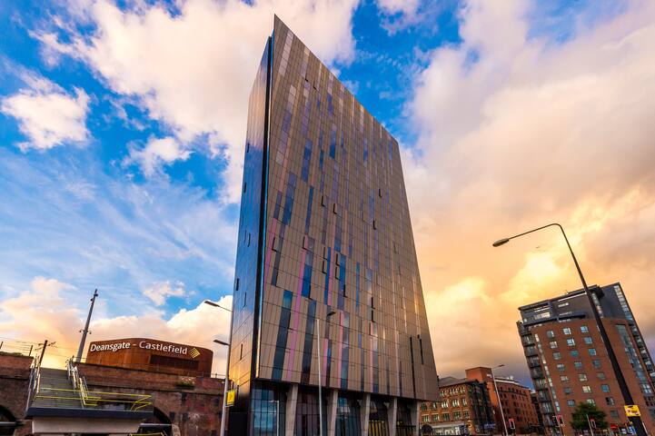 3 Bed Apt with Skyline Views in Central Manchester gallery image 5