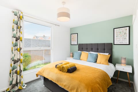 Central Warwick 2Bed Terraced Property & Parking