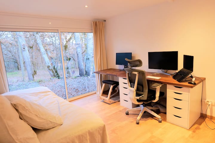 Многу тивка и пријатна соба/канцеларија