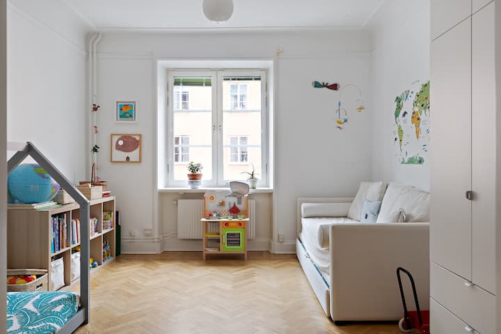 سريران مفردان بالحجم العادي (90 × 200 سم).
لم يعد هناك سرير القلعة على يسار الصورة. 