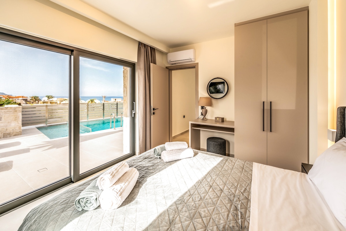 Ground Floor: Bedroom with direct access to the private pool