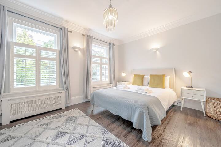 Stylish 3-floor 3bed home with garden near river gallery image 5