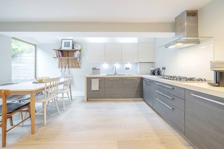 Stylish 3-floor 3bed home with garden near river gallery image 3