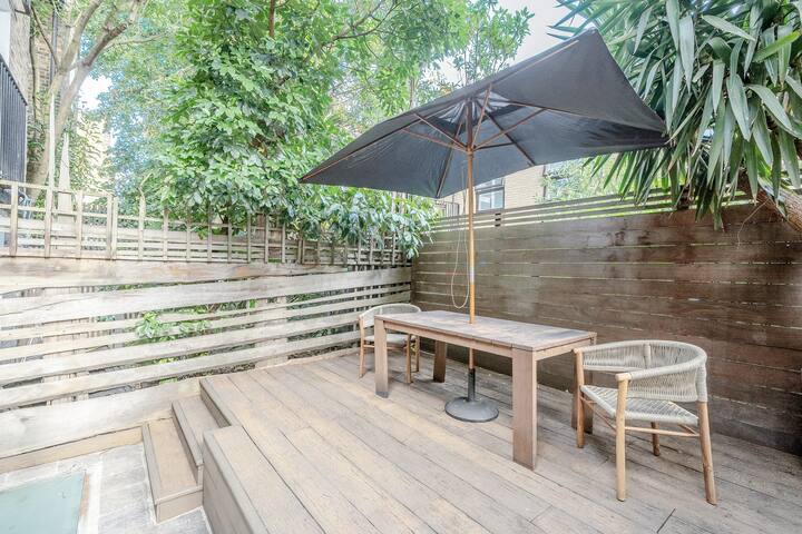 Stylish 3-floor 3bed home with garden near river gallery image 2